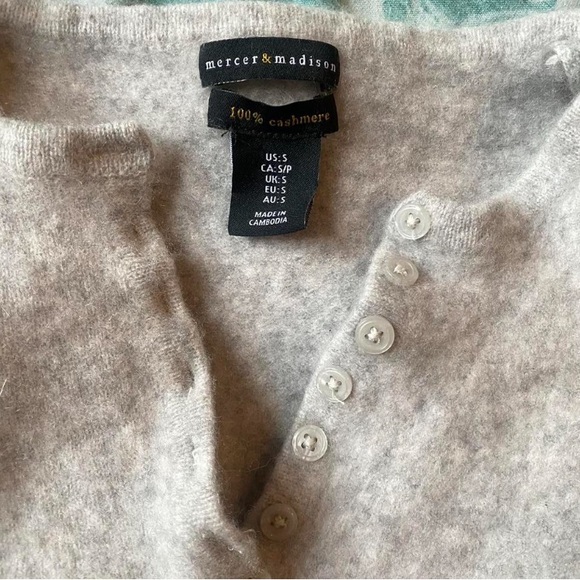 100% Cashmere Light Grey V-Neck Button Up Sweater - Picture 4 of 4